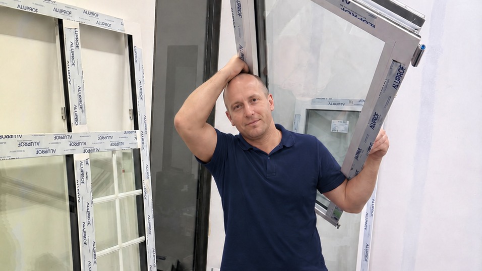 Mitarbeiter bei der Anlieferung und Montage von Fenster- und Türelementen