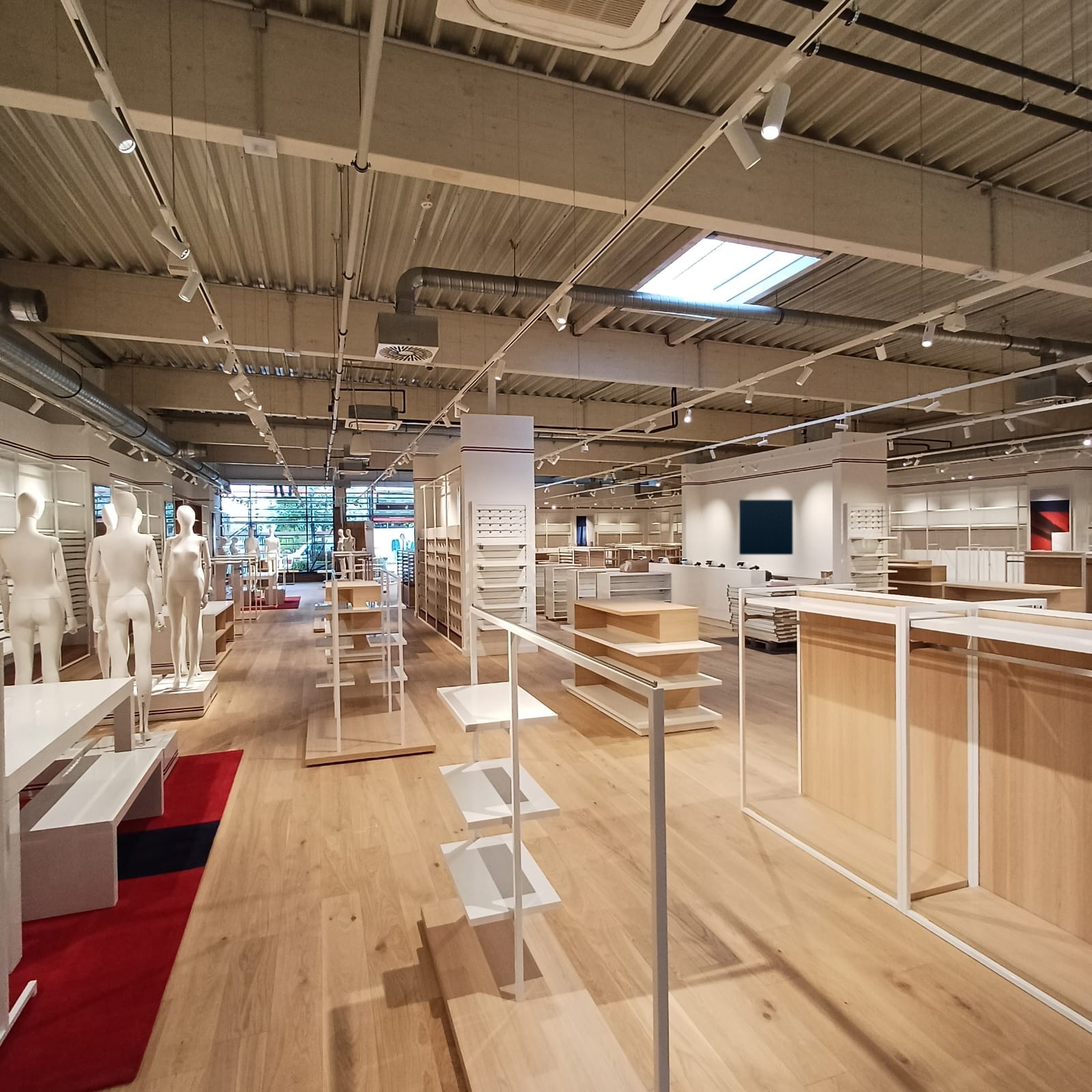 Shopfitting einer Verkaufsfläche mit Möbeleinbau