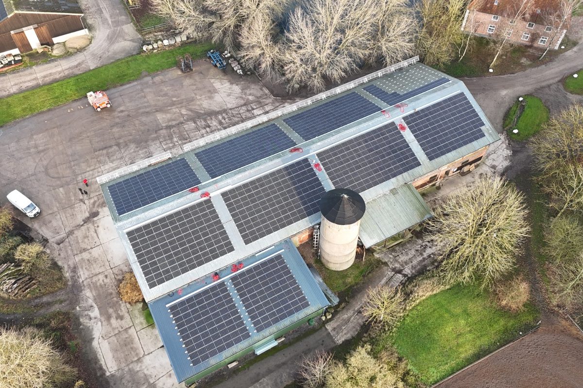 Luftbild eines Großgebäudes mit Photovoltaikdach