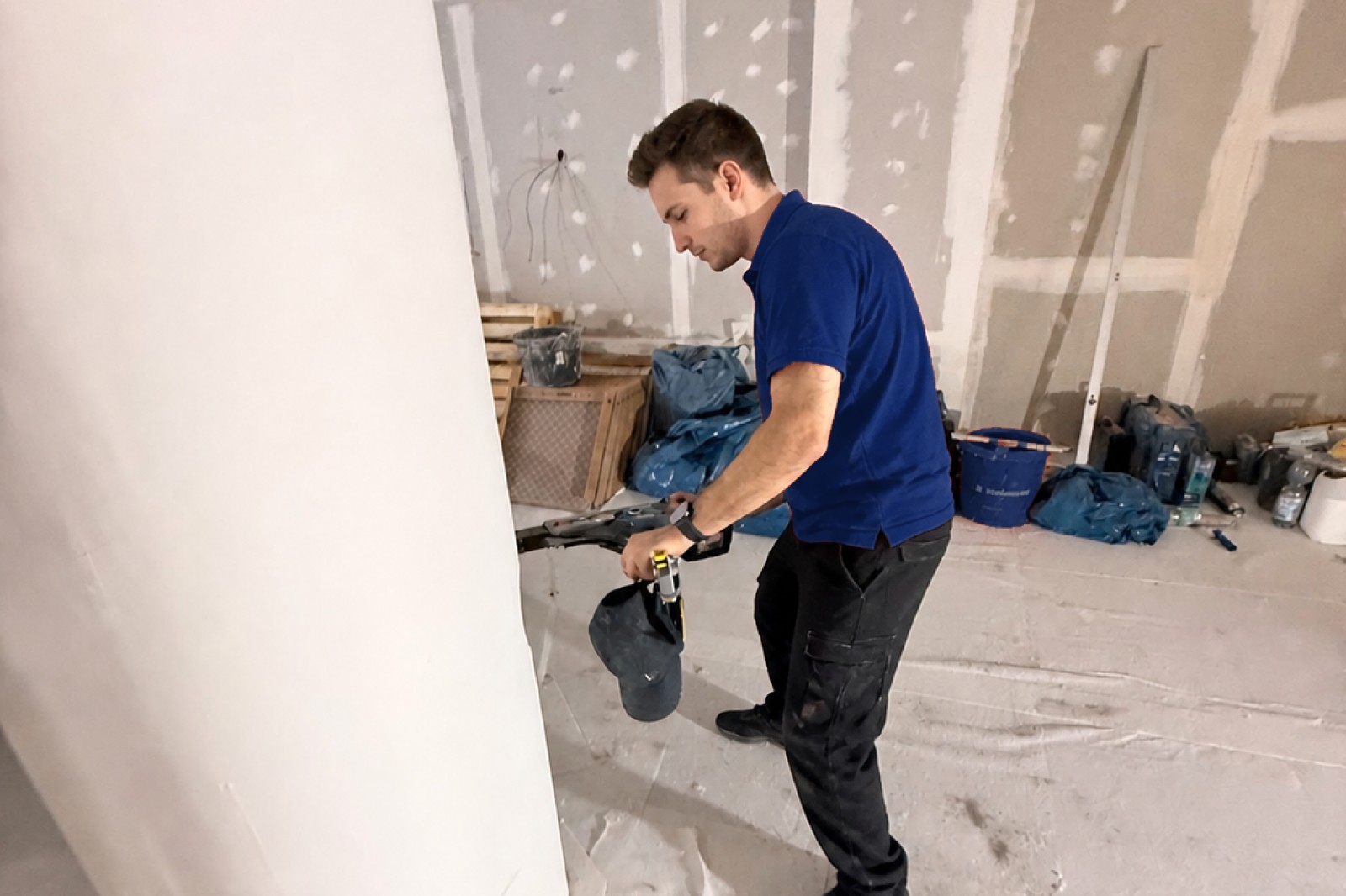 Mitarbeiter beim Verspachteln einer Trockenbauwand